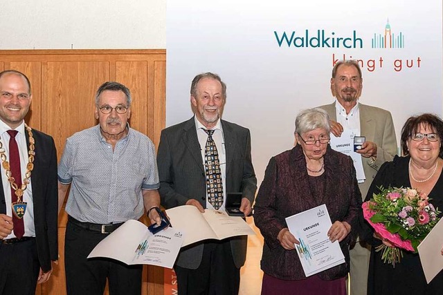 Fr besondere Verdienste wurden durch ... Schindler (von links) ausgezeichnet.   | Foto: Helmut Rothermel