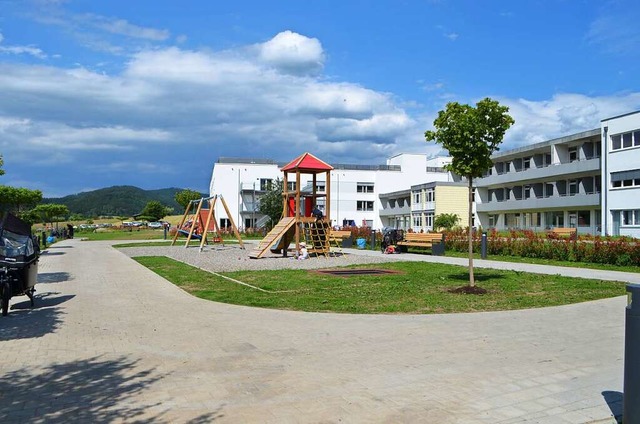 Spielgerte und Ruhepltze prgen das Bild der neuen Auenanlage der BDH-Klinik.  | Foto: Nikolaus Bayer