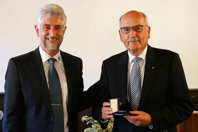 Ulrich Delhey bekommt Ehrenmedaille der Stadt Wehr
