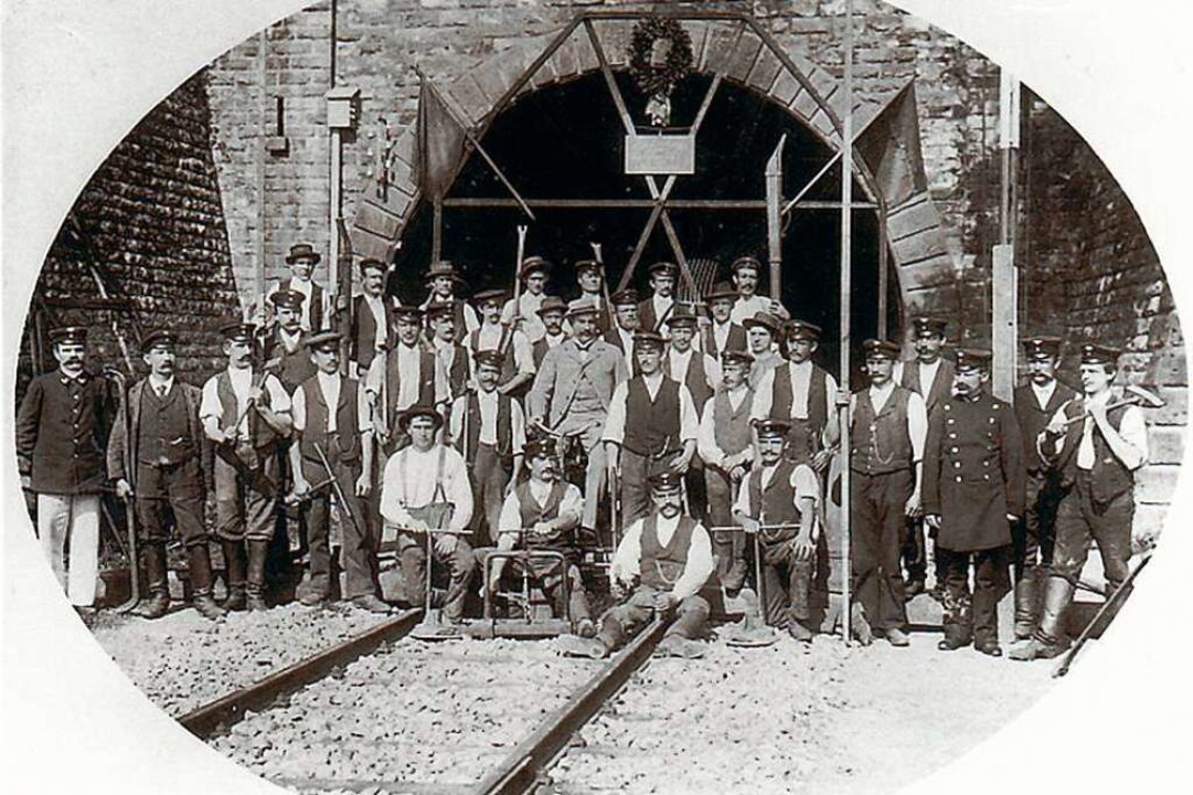 Das Foto von 1902 zeigt Eisenbahnarbeiter beim Haseler Tunnel  | Foto: Ernst Brugger