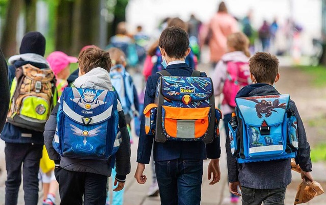 Auf dem Weg zur Schule &#8211; bald zur Ganztagsschule  | Foto: Peter Kneffel (dpa)