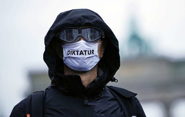 Ein Teilnehmer einer Demonstration geg...quot;. (Archivbild, 18. November 2020)  | Foto: Michael Kappeler (dpa)