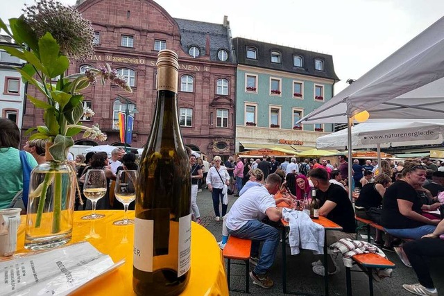 Vier Tage  lang stand auf dem Alten Marktplatz  der Wein im Mittelpunkt.  | Foto: Jonas Hirt