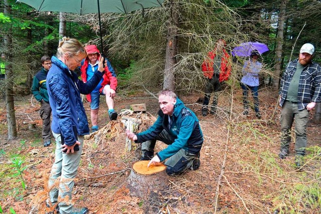 Revierfrster  Birkenmeier erklrt an ...rahlung auf das Wachstum eines Baums.   | Foto: Liane Schilling