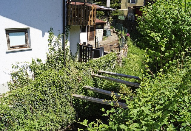 Balken sichern teils die Natursteinmauer am Bchle.   | Foto: Silke Hartenstein