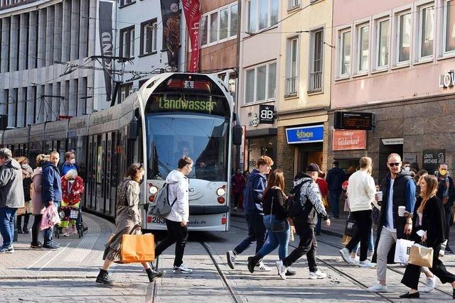 Fußgängerin verletzt sich, als sie einer Freiburger Straßenbahn ausweichen will