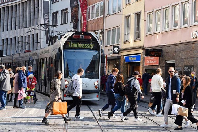 Eine Frau wollte sich vor einer anfahr... bringen und ist gestrzt. Symbolbild.  | Foto: Rita Eggstein