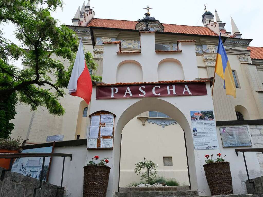 Solidaritt mit der Ukraine, selbst an der monumentalen Pfarrkirche am Marktplatz, deren Ursprnge bis ins Jahr 1325 reichen.