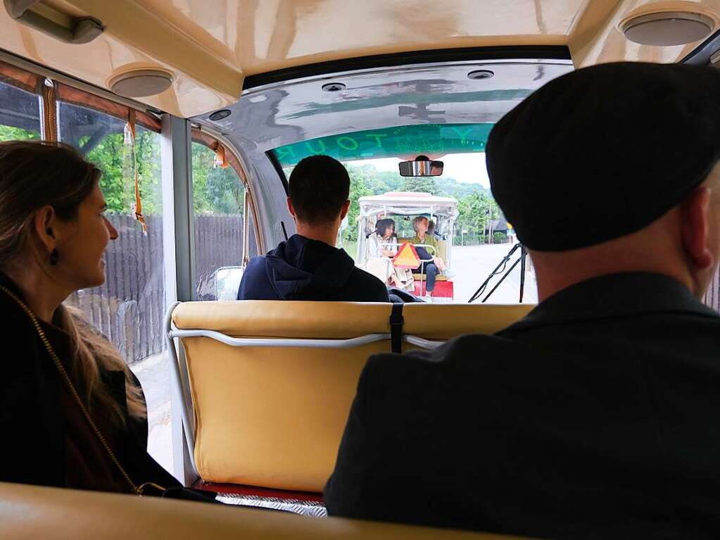 Unterwegs ist man in Kazimierz Dolny mit kleinen Elektro-Bussen.