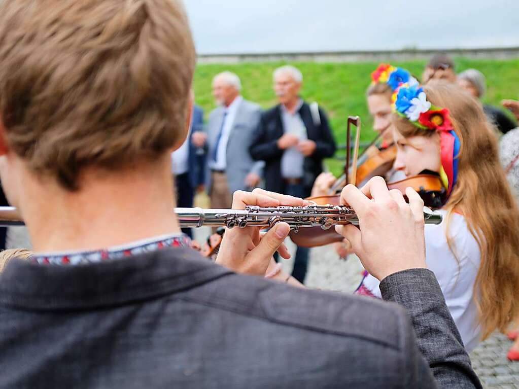 Musikalisch umrahmt wurde die Feier von ukrainischen Knstlern, die zu den vielen hundert Menschen gehren, die vor dem russischen Angriffskrieg nach Kazimierz Dolny geflohen sind.