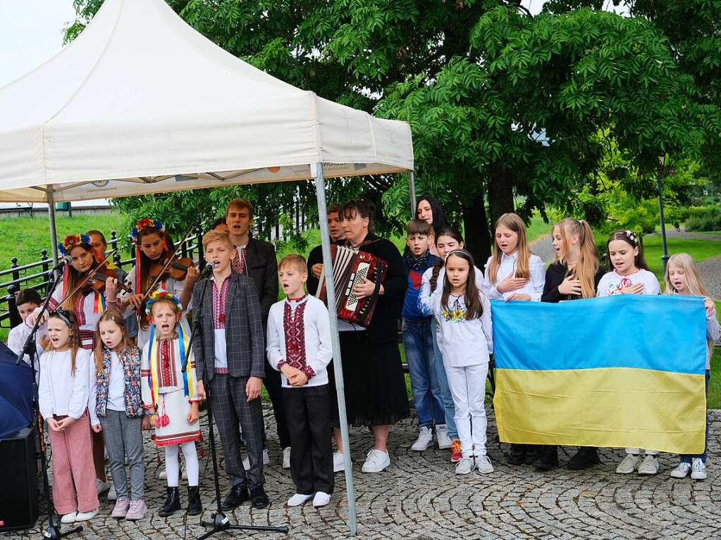 Musikalisch umrahmt wurde die Feier von ukrainischen Knstlern, die zu den vielen hundert Menschen gehren, die vor dem russischen Angriffskrieg nach Kazimierz Dolny geflohen sind.