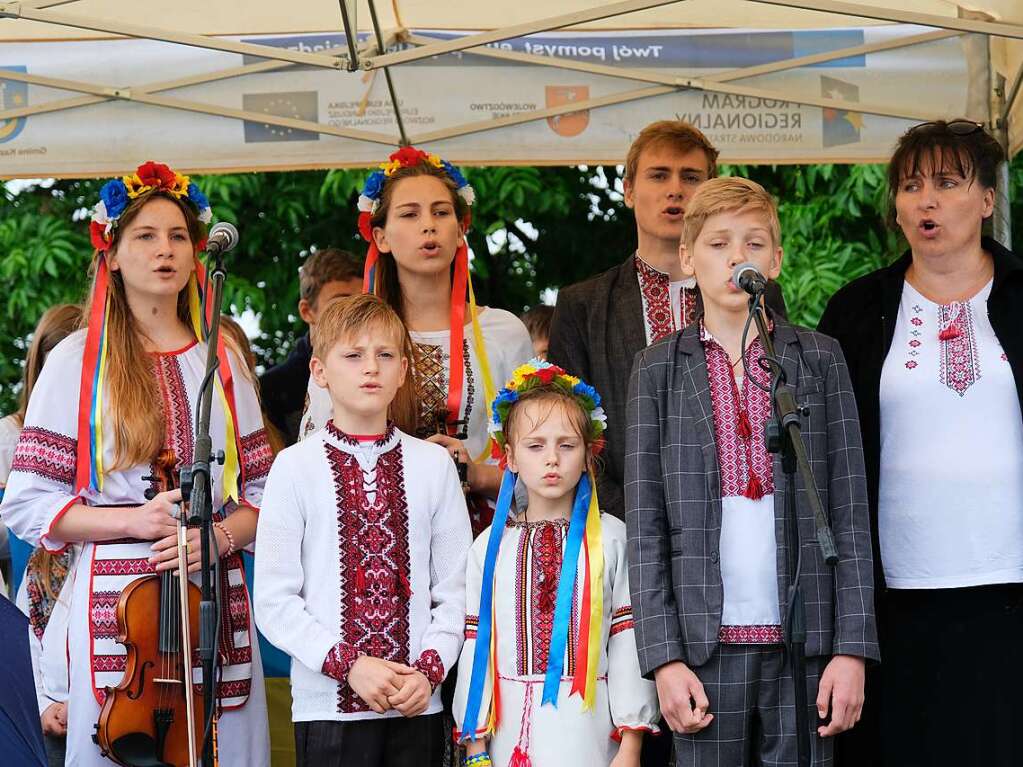 Musikalisch umrahmt wurde die Feier von ukrainischen Knstlern, die zu den vielen hundert Menschen gehren, die vor dem russischen Angriffskrieg nach Kazimierz Dolny geflohen sind.