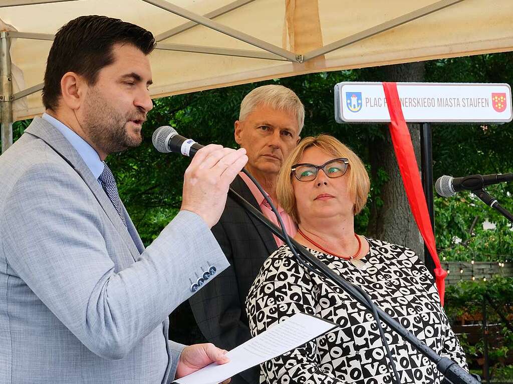 Die Brgermeister Artur Pomianowski und Michael Benitz mit Beata Lsch, Dolmetscherin und gute Seele der Partnerschaft, vor der feierlichen Einweihung des Platzes