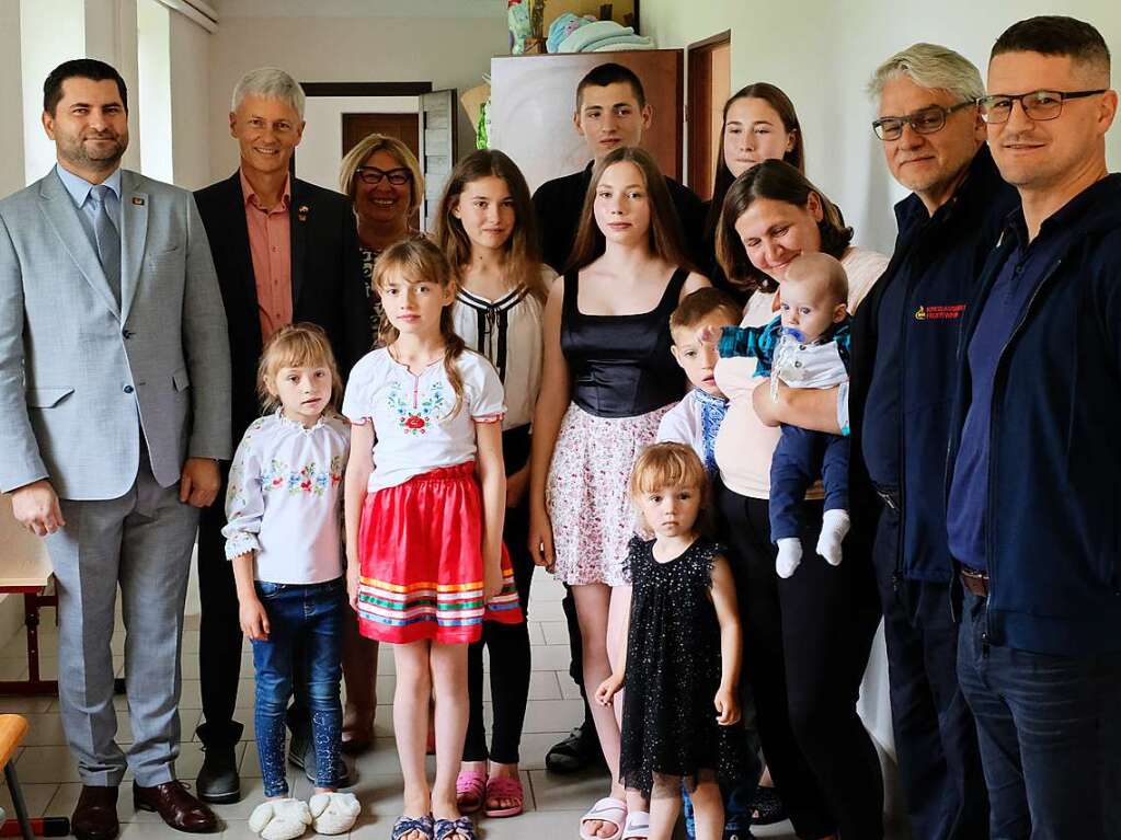 Besuch bei der ukrainischen Familie Husaruk. Mutter Mariia ist mit ihren neun Kindern  nach Kazimierz Dolny geflohen. Staufen untersttzt die  Versorgung ukrainischer Geflchteter  in der Partnerstadt mit  einer Spende in Hhe von10000 Euro.