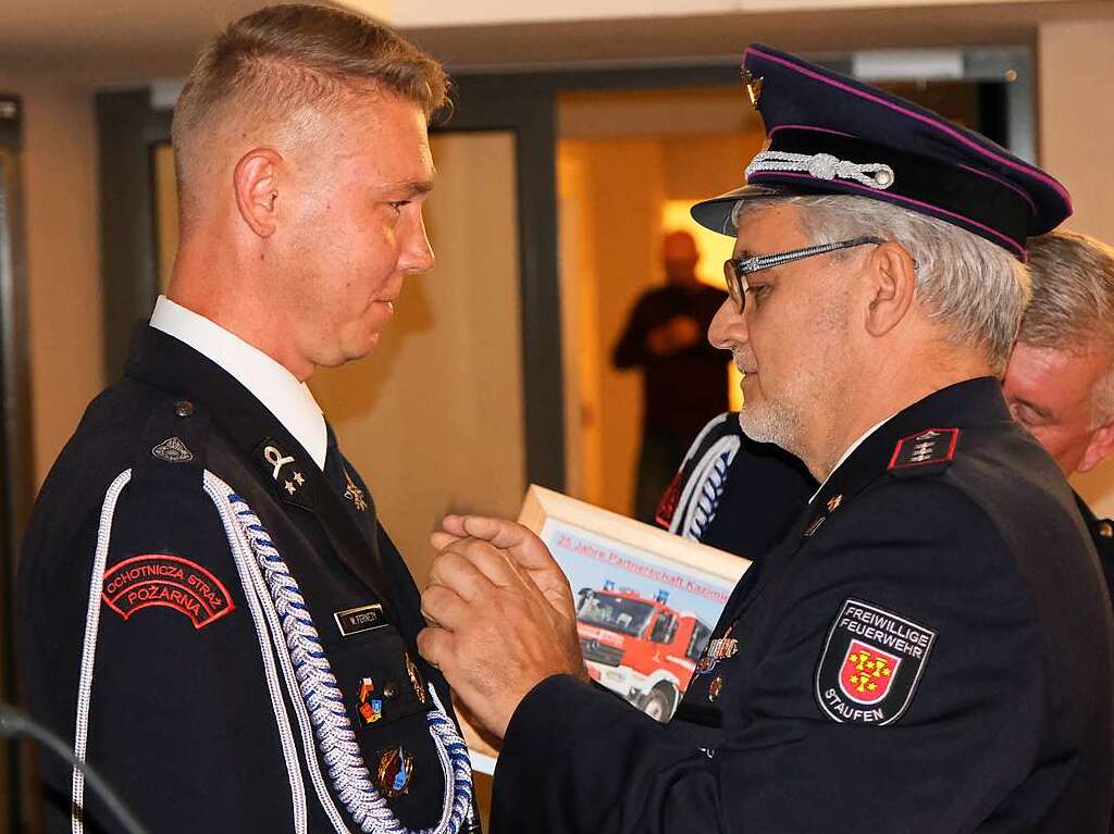 Staufens Feuerwehrvertreter, der frhere Kommandant Wolfgang Schuhmann (rechts), zeichnet Kommandant Wiktor Fernezy aus.