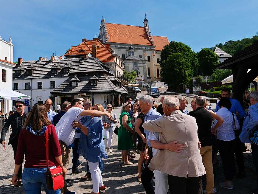 Herzlicher Abschied auf dem Marktplatz von Kazimierz Dolny.