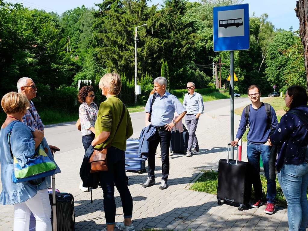 Warten auf den Bus, das Warten aufs Flugzeug und die Bahn sollten folgen.