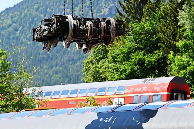 Ein Fahrgestell aus dem entgleisten Zu...tlungen zunchst am Unfallort bleiben.  | Foto: Angelika Warmuth (dpa)