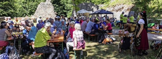 Freundschaftspflege bei der Kastelburg nach zehn oder 14 Kilometern.  | Foto: Gabriele Zahn