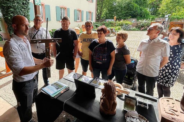 Steinmetzmeister Dennis Friedrich stie mit seinen Ausfhrungen auf Interesse.  | Foto: Mario Schneberg