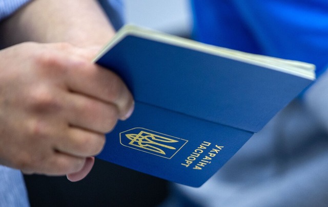 Ein ukrainischer Reisepass &#8211; vie...utzen die Visumsfreiheit von 90 Tagen.  | Foto: Jens Bttner (dpa)