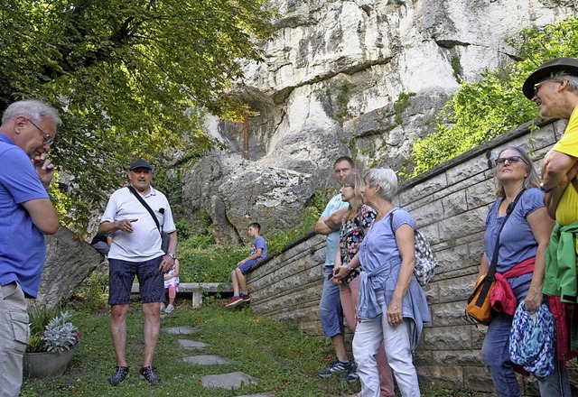 Der frhere Ortsvorsteher Franz Kiefer...  heutigen Friedhof am Isteiner Klotz.  | Foto: Regine Ounas-Krusel