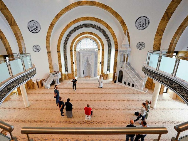 Der Blick in den Gebetsraum der Ulu Cami Moschee in der Vogesenstrae in Lahr  | Foto: Bettina Schaller