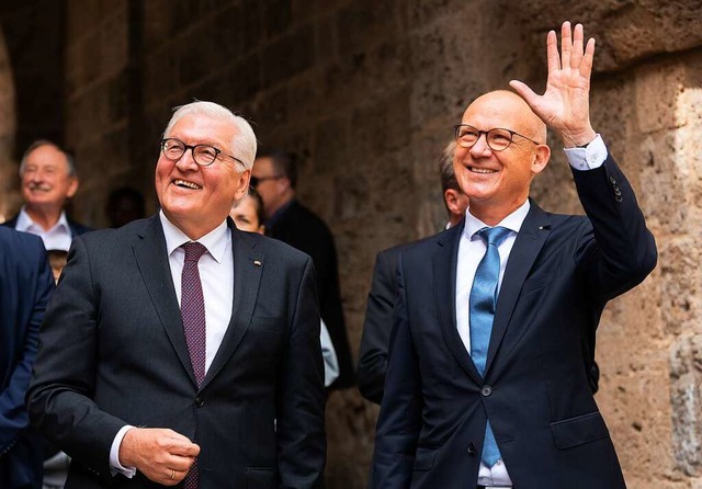 Frank-Walter Steinmeier (links) trifft...Rottweils Oberbrgermeister Ralf Bro.  | Foto: Silas Stein (dpa)