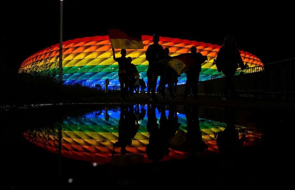 Die Arena leuchtet nach dem Spiel in Regenbogenfarben  | Foto: Sven Hoppe (dpa)