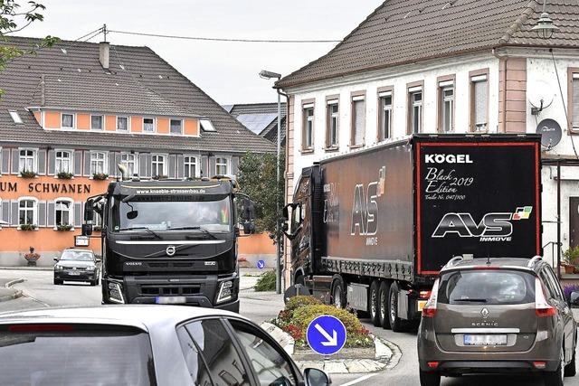 In Neuried rollen die Lastwagen weiter durch die Drfer