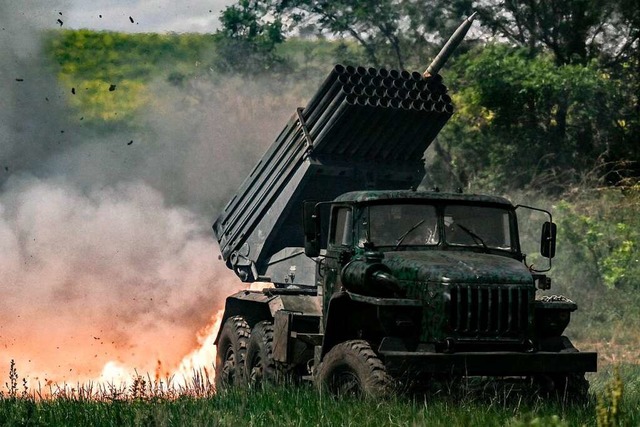 Dass die russischen Truppen im Ostern ...in Erfolg der ukrainischen Artillerie.  | Foto: ARIS MESSINIS (AFP)