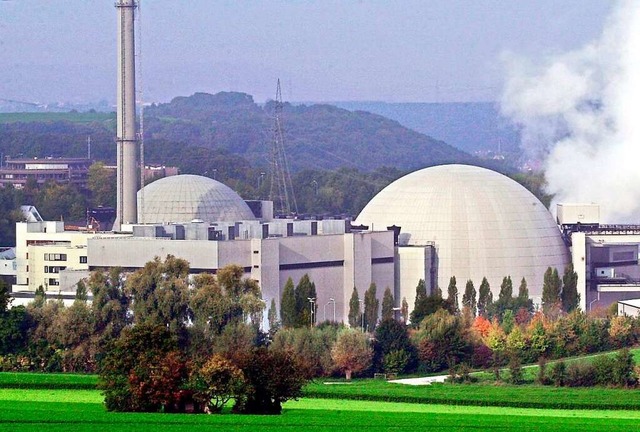 Das Atomkraftwerk Neckarwestheim II ist noch am Netz.  | Foto: Norbert Frsterling (dpa)