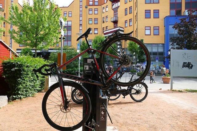 In Weil gibt es eine Fahrradreparaturstation mit Rheinblick