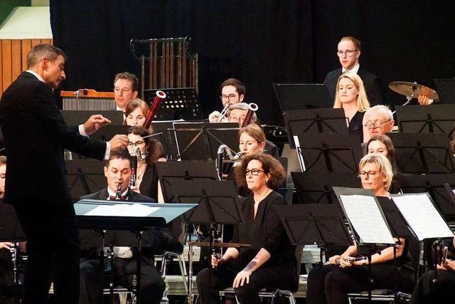 Spritziges Tempo, sicheres Miteinander: Endinger Stadtmusik berzeugt mit neuem Dirigenten