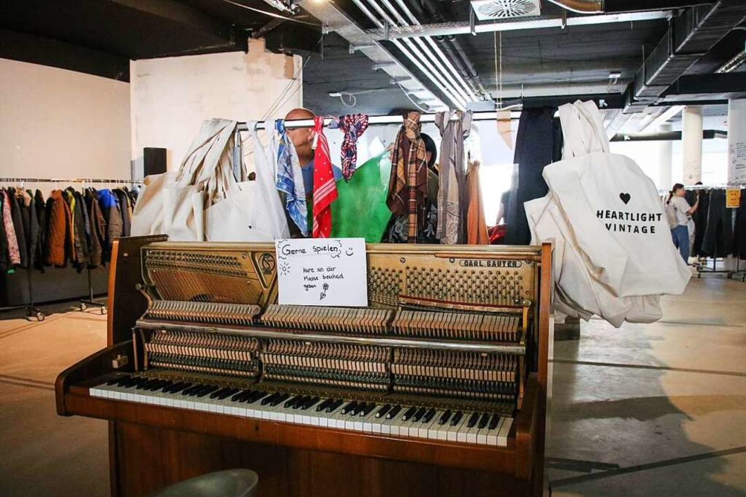 Ein Klavier steht ebenfalls im Verkauf...1; zum Spielen, aber auch zum Verkauf.  | Foto: Rebecca Bieling