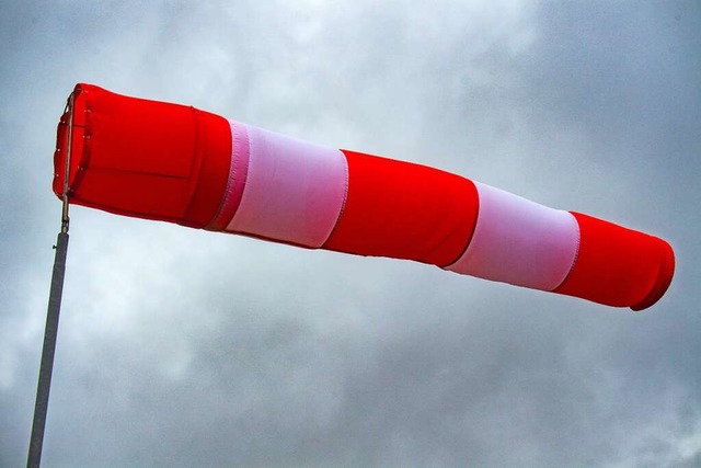 Heftiger Wind fhrte zu dem Unfall auf dem Pfingstsportfest.  | Foto: Stefan Sauer (dpa)