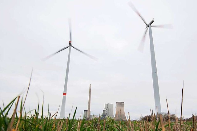 Windrder stehen am Kohlekraftwerk Mehrum im Landkreis Peine.  | Foto: Julian Stratenschulte (dpa)