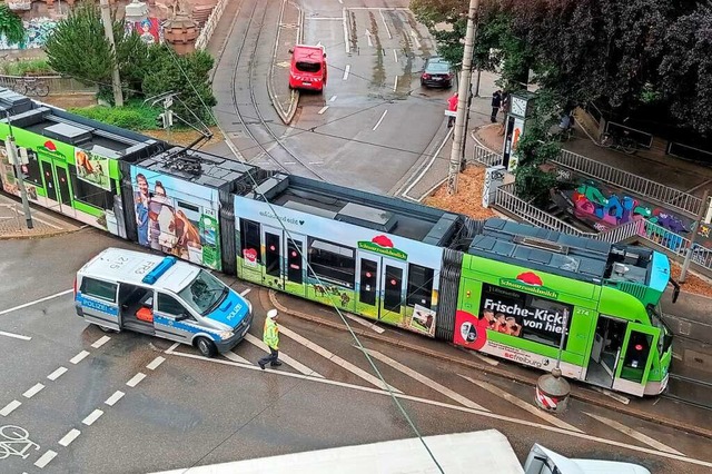 Der Tramverkehr der Linie 1 war am Mit...achmittag fr 35 Minuten unterbrochen.  | Foto: Bruno Arndt