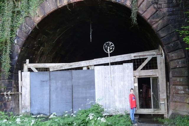 Zisch-Reporter Max Ruhnau steht vor dem verbarrikadierten Wehratalbahn-Tunnel.  | Foto: Andreas Ruhnau