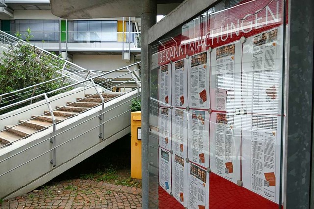 Auf vielen Wegen sucht die Stadt nach ...ht hngen hier Stellenausschreibungen.  | Foto: Verena Pichler