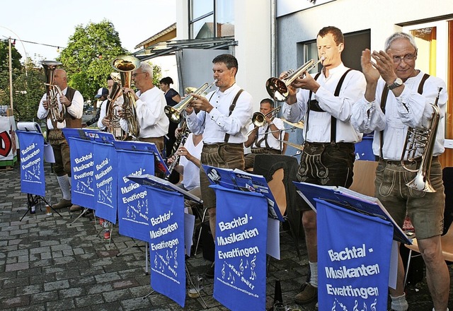Die Bachtal Musikanten aus Ewattingen ...irekt vor dem kleinen Jugendraum auf.   | Foto: Ingrid Mann