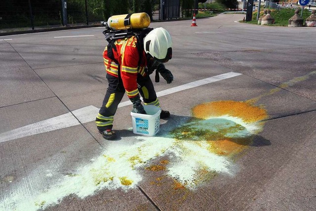 Die Weiler Feuerwehr musste zum Salzsure-Einsatz ausrcken.  | Foto: Feuerwehr Weil