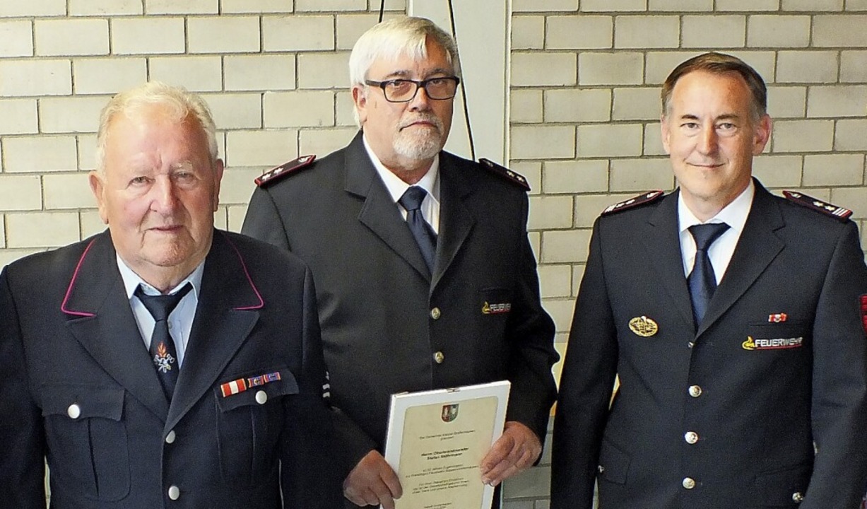 Kommandant Timo Hilß (rechts) dankte R...it zur Feuerwehr Kappel-Grafenhausen.   | Foto: Rudi Rest