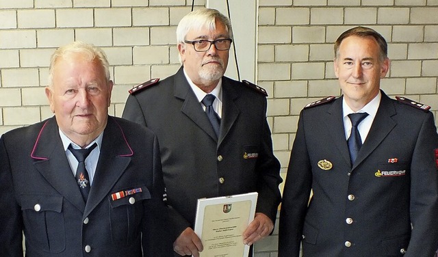 Kommandant Timo Hil (rechts) dankte R...it zur Feuerwehr Kappel-Grafenhausen.   | Foto: Rudi Rest