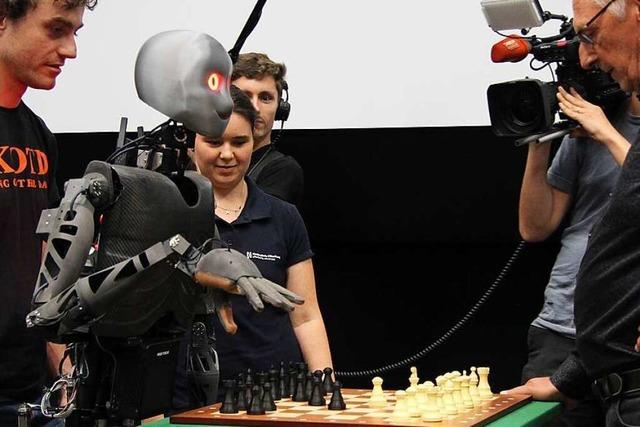 Roboter der Hochschule Offenburg gewinnt Schachpartie gegen Menschen
