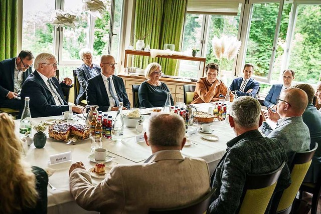 Kaffee und Kuchen mit dem Bundesprsidenten (links).  | Foto: Jesco Denzel (dpa)