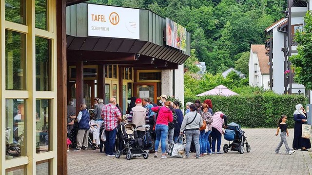 Lange Schlangen gibt es auch vor dem T...heriger Zeitzuteilung fr den Einkauf.  | Foto: Gerald Nill