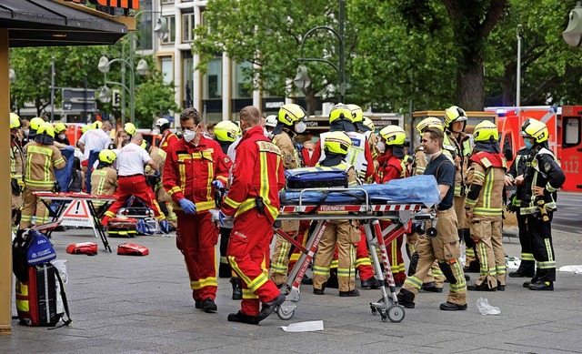 Rettungskrfte kmmern sich auf dem Ku&#8217;damm um die Verletzten.  | Foto: ODD ANDERSEN (AFP)