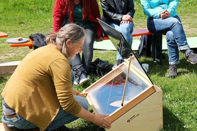 Koordinatorin Andrea Kenk demonstriert, wie ein Solarofen funktioniert.  | Foto: Naturpark Sdschwarzwald