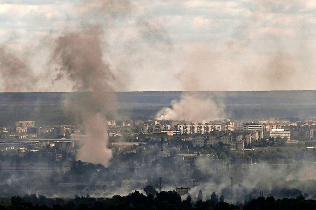 Sjewjerodonezk am Mittwoch: Rauch stei...rainischen Truppen ber der Stadt auf.  | Foto: ARIS MESSINIS (AFP)